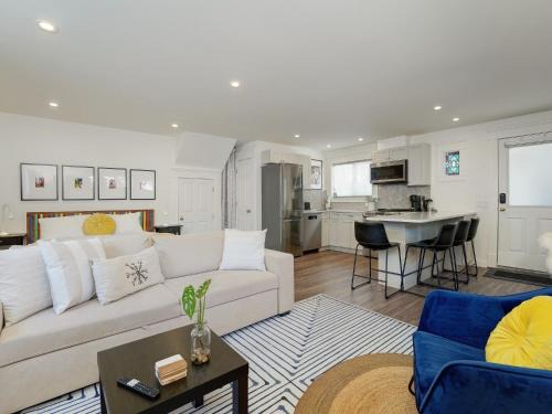 Fairfield Apartment | Fairfield Estate Coach House - 30-Day Stay, steps from Cook Street Village by Victoria Prime!
