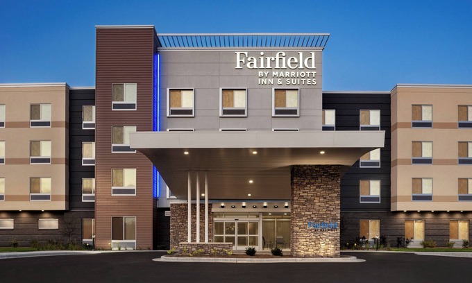 West Milwaukee Hotel | Fairfield Inn & Suites by Marriott Milwaukee West