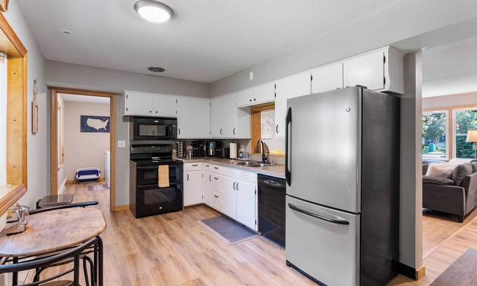 Cedarburg House | Fairground Flat - Cedarburg 3 bedroom home!