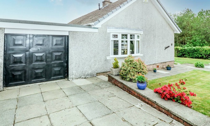 Kilsyth Cottage | FAIRHAVEN, pet friendly, with a garden in Kilsyth