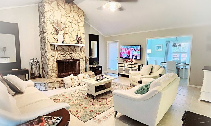 Daphne House | FAIRHOPE, DAPHNE, DT MOBILE & BEACHES!nDAY SPA, POOLS, GOLF,& MASSAGE CHAIR INCL