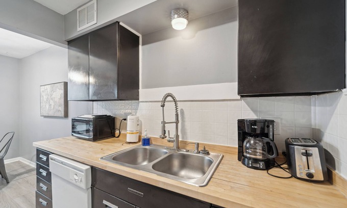 Lansing Apartment | Fairlane #9 | Repose Stay