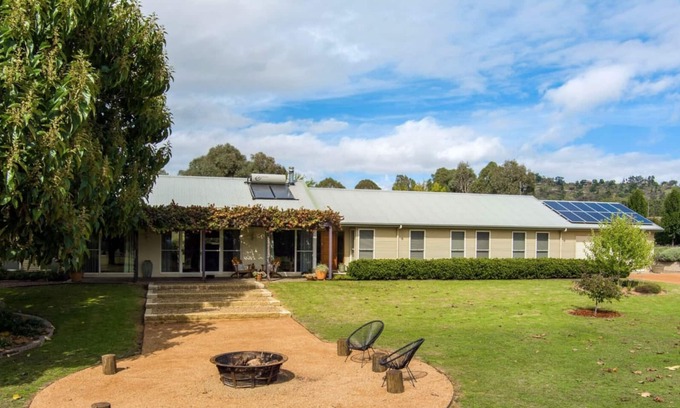 St Fillans House | Fairleys Mudgee - Minutes to Wineries & Great for Families