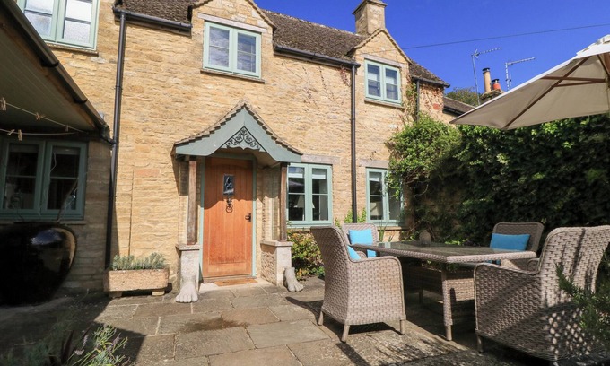 Milton-under-Wychwood Cottage | FAIRVIEW COTTAGE, pet friendly in Milton-Under-Wychwood