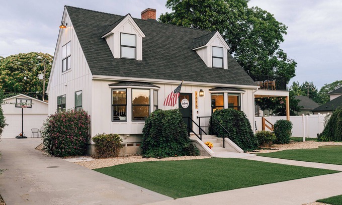 Caldwell House | Fairview House Historic 5BR Sleeps 10 Golf Views + Hot Tub