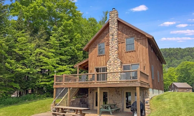 Eagle Bay House | Fairview Lodge on 4th Lake