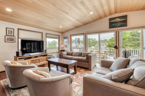 Manzanita House | Fairview MCA 245