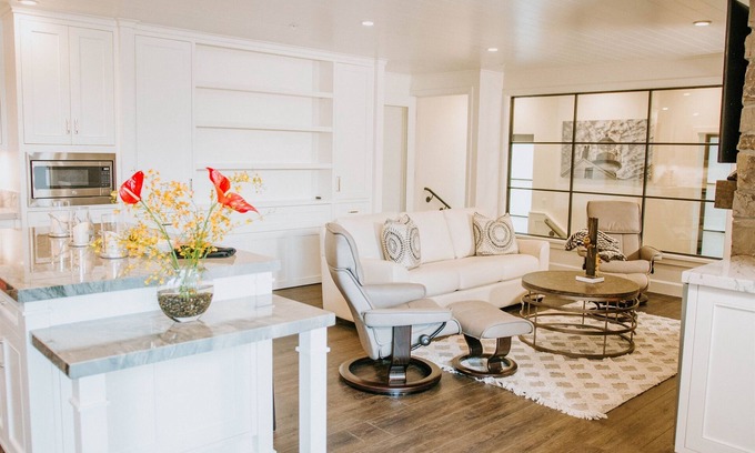 Golden Rectangle Apartment | Fairview Way + Clubroom