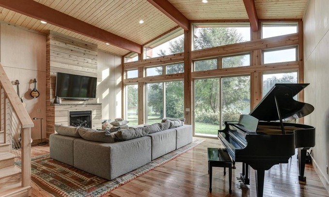 Valley Hill House | Fairway Harmony: Peaceful Home Near Hendersonville with Golf Course Views and Hot Tub!