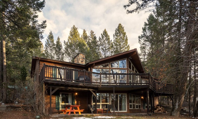 East Kootenay House | Falcon Cabin | Pet Friendly* | Sleeps 10 (14 inc kids)