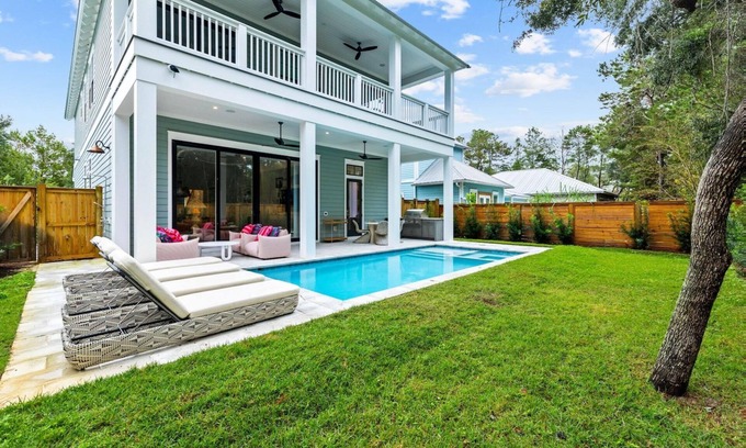 White's Gulfview House | Fall Availability! Private Salt Water Pool! Sitting Spa! 5 Adult Bikes!