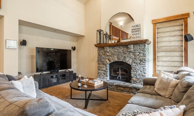 Mammoth Lakes House | Fall Available! Home with Loft Area! Panoramic Mountain Views! Shared Hot Tub!