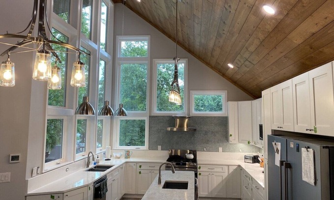 La Follette House | FALL + Booking 2026. GOLF!WiFi,PRIVATE DOCK, Tiki Bar,7+BR,Gradual Slope, Cove
