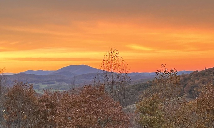 Fleetwood Cabin | FALL DATES OPEN NOW! Beautiful 3 bedroom Chalet ranch mountain home: Boone Area!