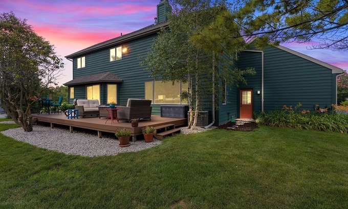 Sister Bay House | Fall Deals! Hot Tub Backyard Oasis Walk Marina