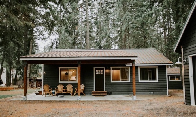 Cle Elum Cabin | Fall Escape: Cabin & Casita w/ Hot Tub, Game Room, Fire Pit + Lake Access