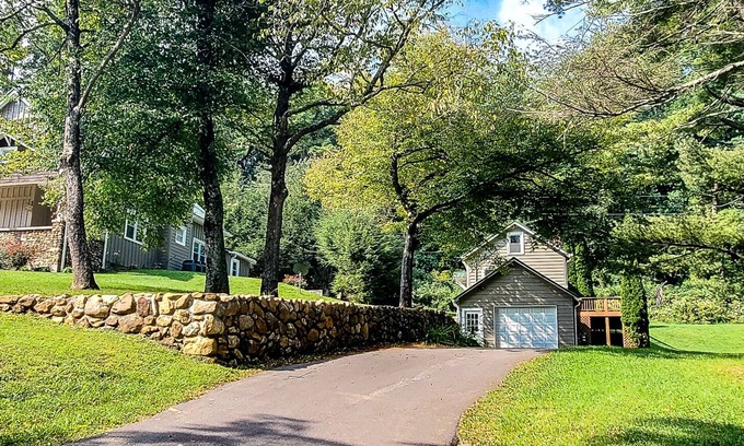 West Jefferson Cabin | Fall in Love Again at Walnut Hill Cottage This Sept in the Carolina Mountains