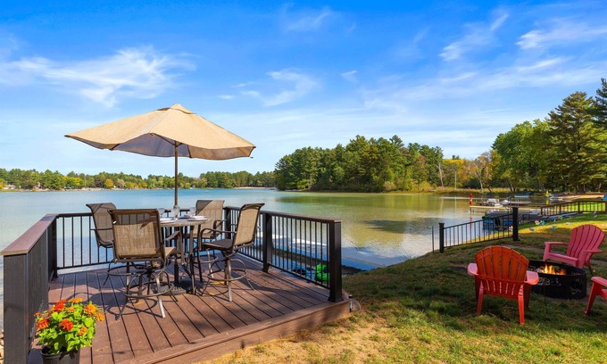 Wild Rose Cottage | Fall on the lake: hot tub, firepit & cozy nights