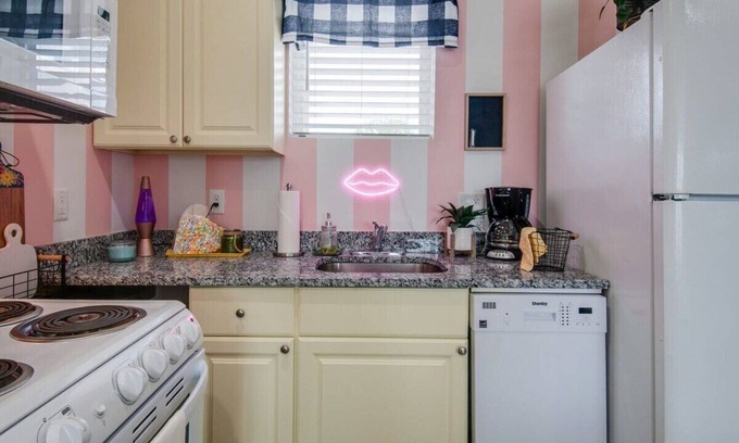 Maxwell Apartment | Fall retreat with modern kitchen, 4K TV near Nissan Stadium