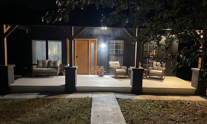 Clarksville House | Fall Special to Clarksville. Visit the History near I24 and ft campbell ,Sleeps8