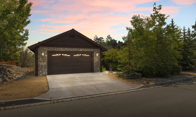 Castle Glen Estates Cabin | Fallen Leaf + A/C + Big Deck + BBQ + Games