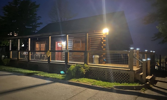Pigeon Forge Cabin | Falling Rock-Walk to the Parkway- Hot Tub - Gas Fire Table - Community Pool