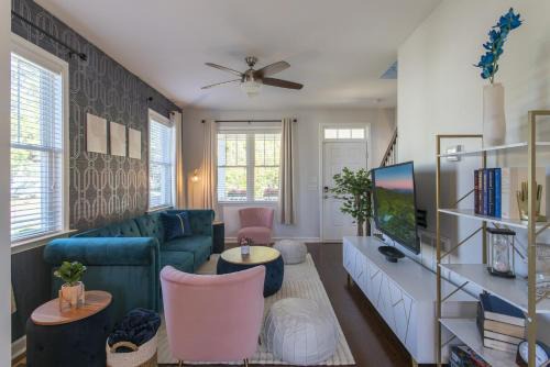 Downtown House | Fam-Biz Friendly 3BD with Fire pit & BBQ - Downtown