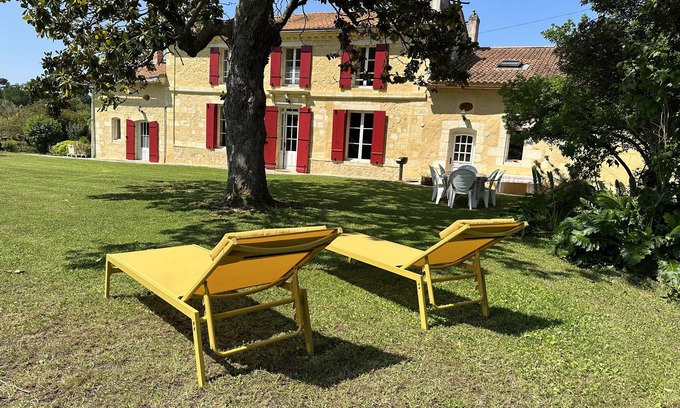 Saint-Caprais-de-Bordeaux House | Family house on a Bordeaux winery, overlooking a garden with century old trees