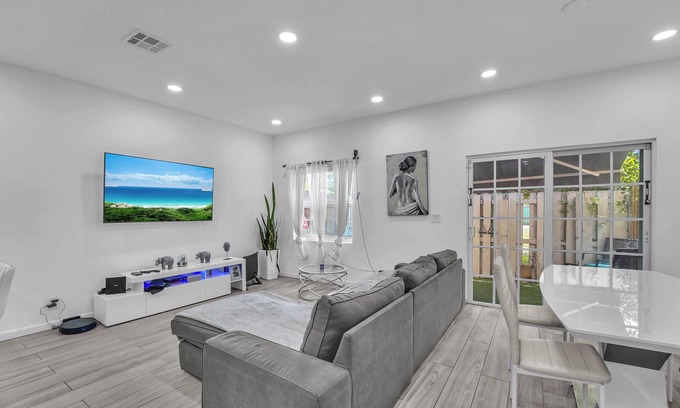 Highland Garden House | Family and Dog Friendly Townhouse, near to the Beach, build in Sauna & Gym,EV ch