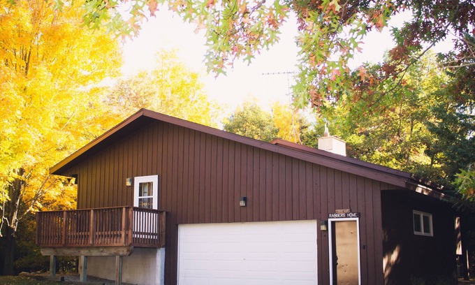 West Bend House | Family and pet friendly house in beautiful Sandy Knoll County Park!