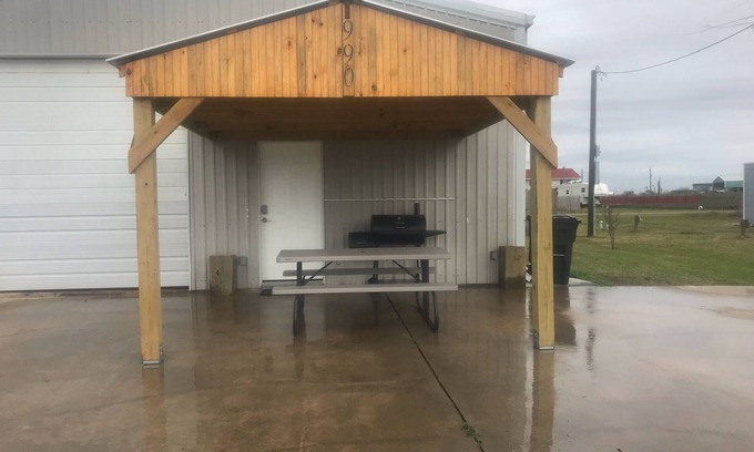 Cedar Lane Cabin | Family and pet friendly creek access with RV Hook up.
