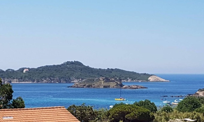 Giens Apartment | Family apartment for 4 people with swimming pool and parking 180 ° SEA VIEW