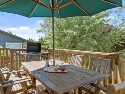 Wharewaka House | Family at Wharewaka - Wharewaka Holiday Home