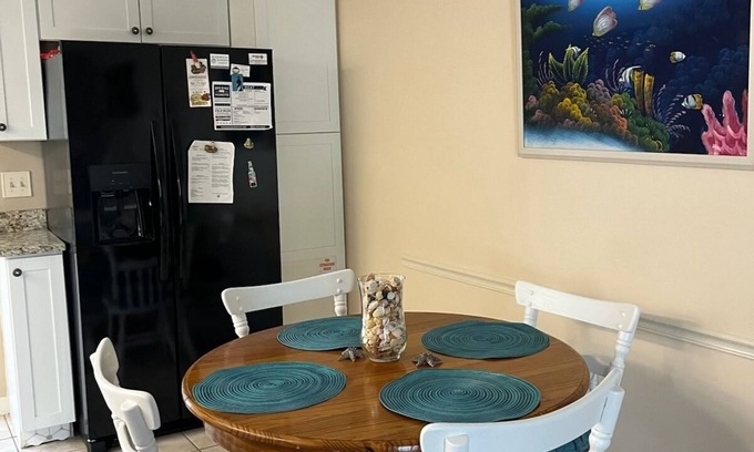 Bahama Beach House | Family Beach Retreat 5-min walk to the beach 2 FULL BATHS