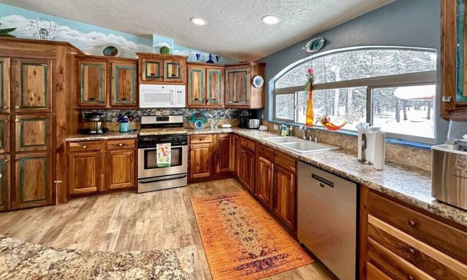 Donnelly Cabin | Family Cabin with Hot Tub and Tree Fort