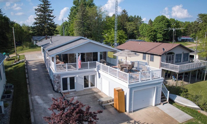 Rodney House | Family can Relax & Enjoy the Peace of our Hidden Gem on All Sports Jehnsen Lake