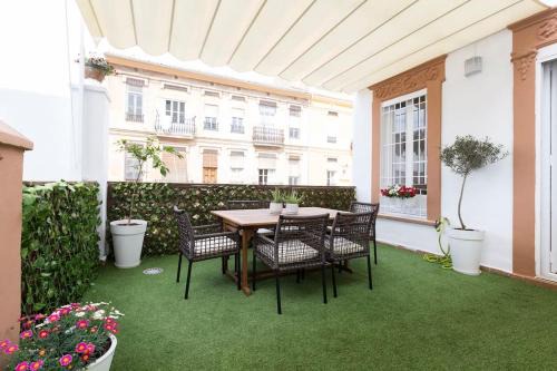 Camins al Grau Apartment | Family Century House with terrace and parking