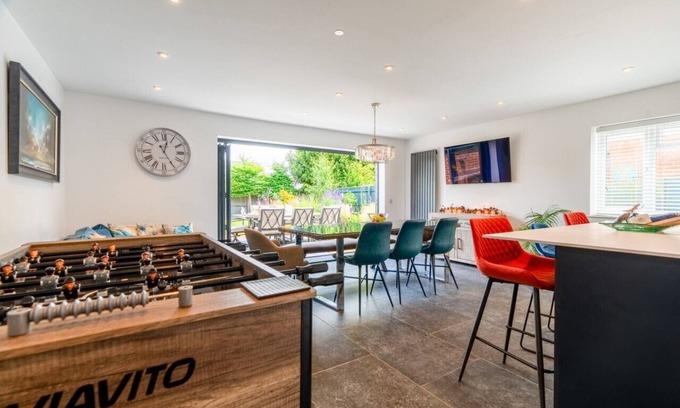 New Forest District House | Family Coastal Escape – Garden, Games & 4 Baths