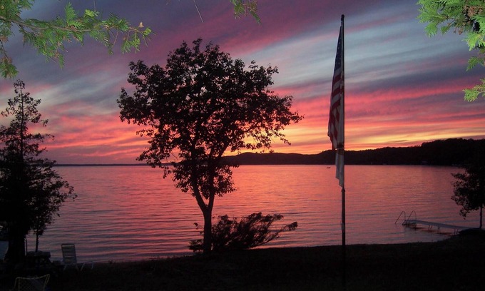 Beulah House | Family Cottage On Beautiful Crystal Lake