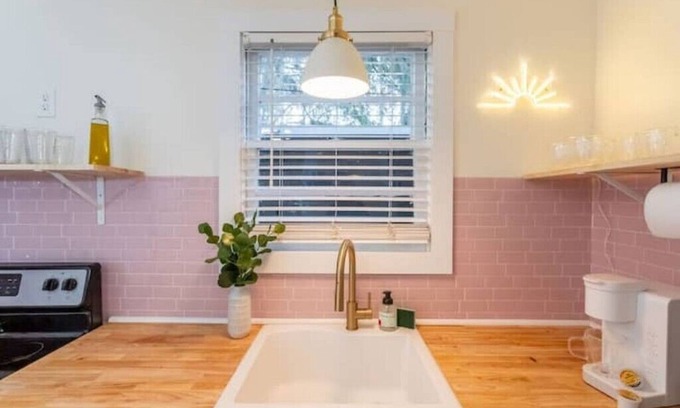 Savannah House | Family & Dog Friendly Fun New Renovation w/Pool!