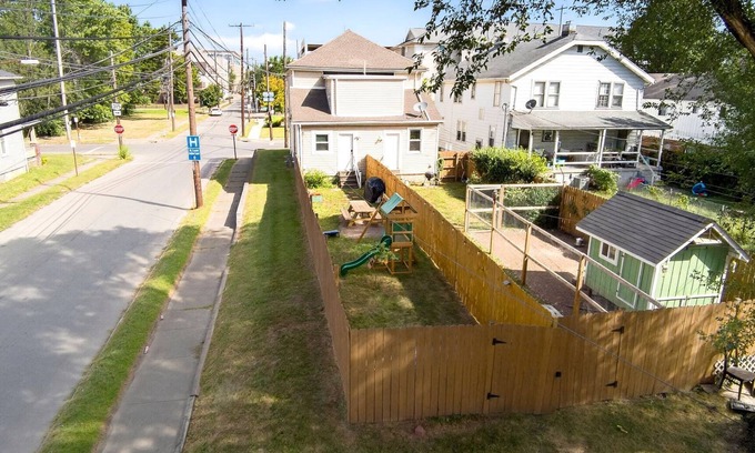 West Columbus House | Family Escape w/Grill, Playground & Picnic Table