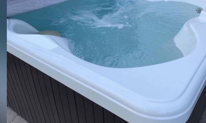 Clarksville House | Family/Friend/casino getaway⭐️sleeps 9🐕Pet friendly,3 miles to I24/post ⭐️hot tub