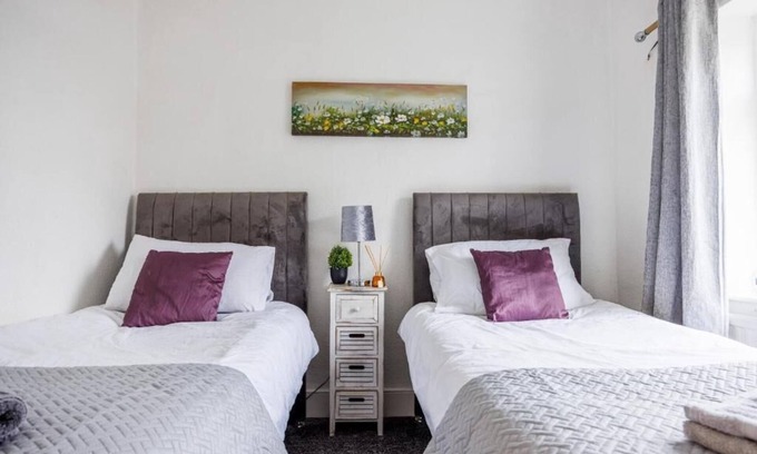 Southend-on-Sea Apartment | Family-Friendly 2BR City Centre Nr High St by Everhome Ltd