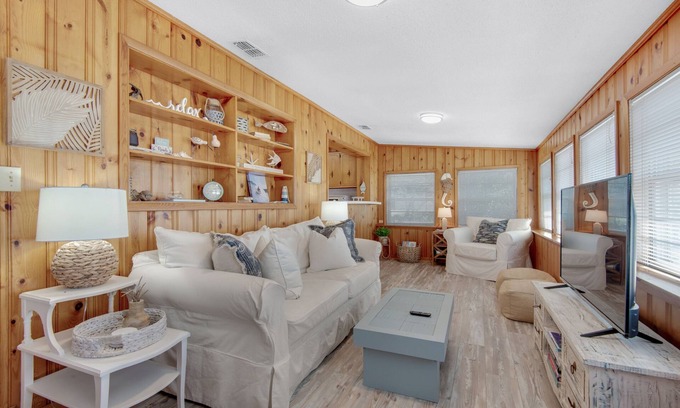Kiska Beach House | 🌊Family Friendly-Walk to Beach-Retro Bungalow🌊