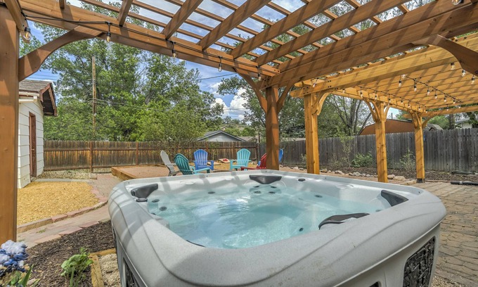 West Colorado Springs House | Family Friendly Home with Hot Tub! ☀️Sleeps 8
