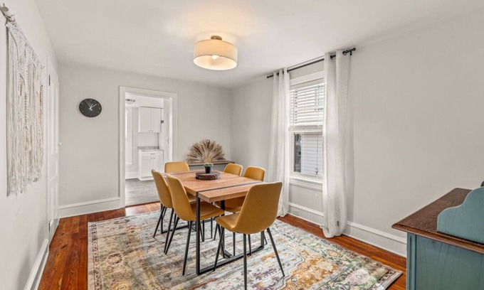 Bala-Cynwyd Apartment | Family Friendly 2 Floor 2 BR Apt [Sunflower Stay]