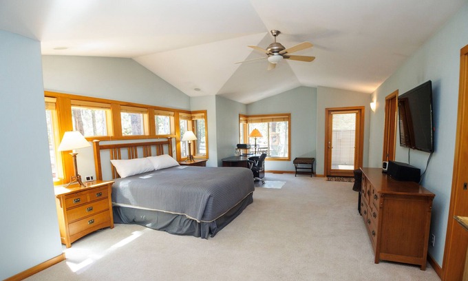 Sunriver House | Family Friendly, 2-Level, Huge Primary Suite - Aspen 2