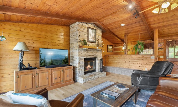 Gatlinburg - Pigeon Forge Cabin | Family-Friendly 2BR Cabin! 2 Living Rooms & Scenic Views