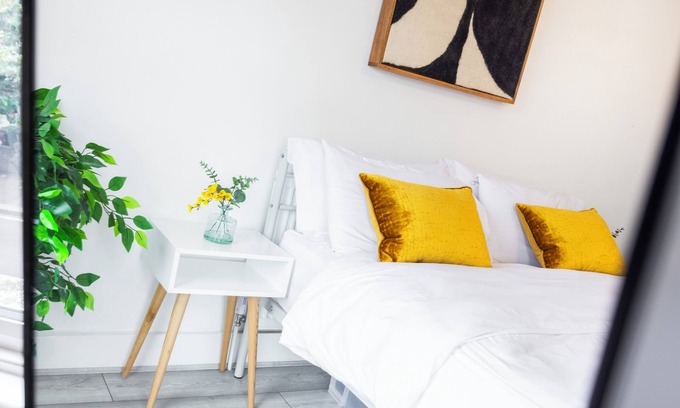 Stratford Apartment | Family friendly 3 bedroom flat very close to Stratford!