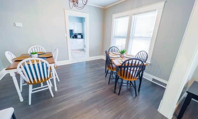 Niagara Falls Apartment | Family-Friendly 3BR-Free Parking & WiFi